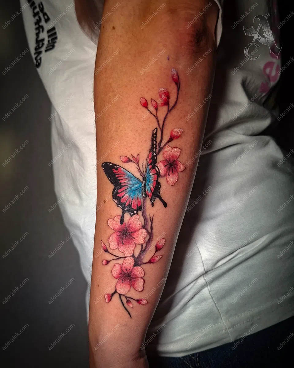 Tatuaje estilo Color de Butterfly and Cherry Blossom Tattoo, Manga completa de tatuaje a color, Envejecimiento y decoloración del tatuaje a color