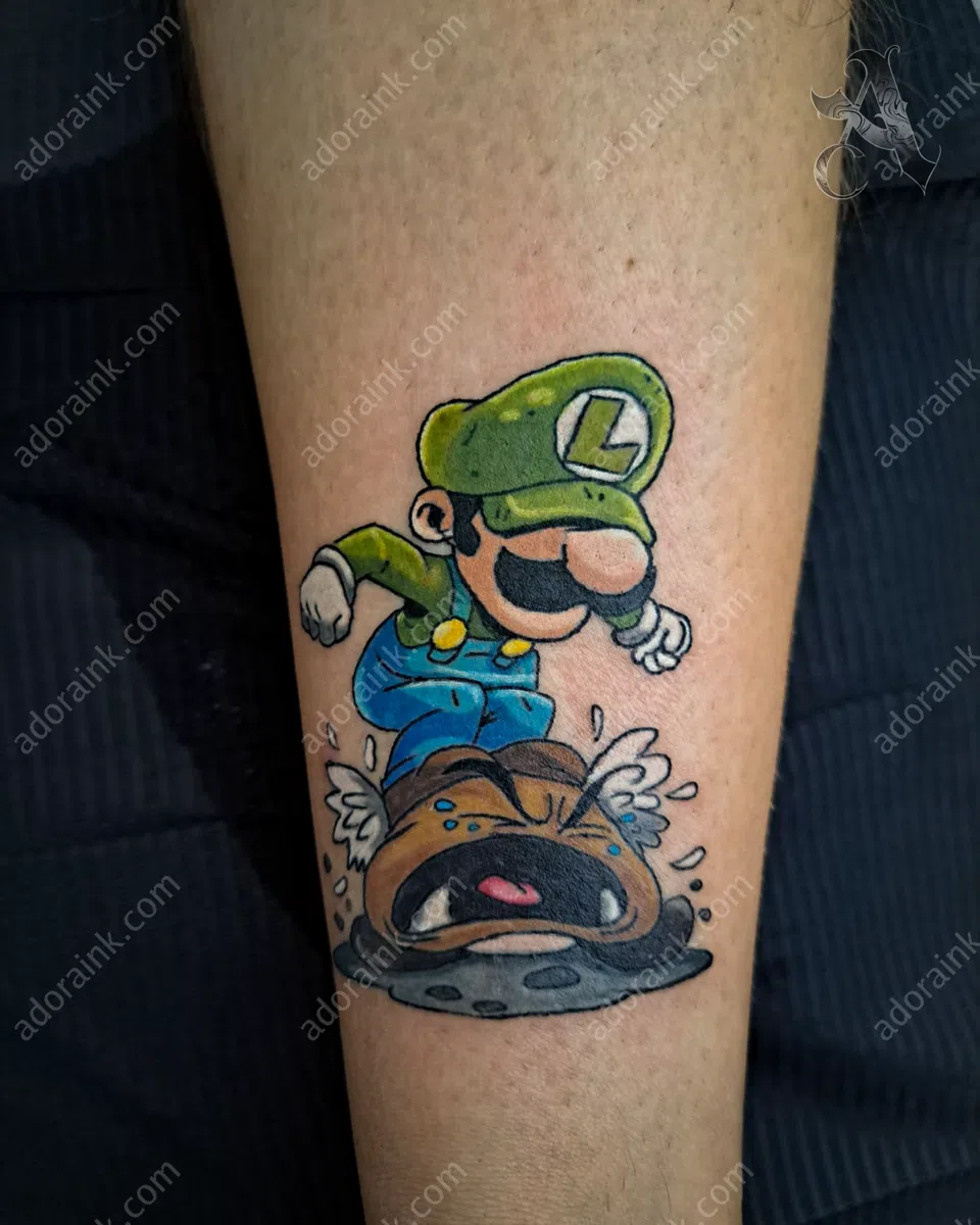 Tatuaje estilo Color de Luigi Stomping Goomba Tattoo, Diseño de tatuaje a color a medida, Proceso de curación del tatuaje a color